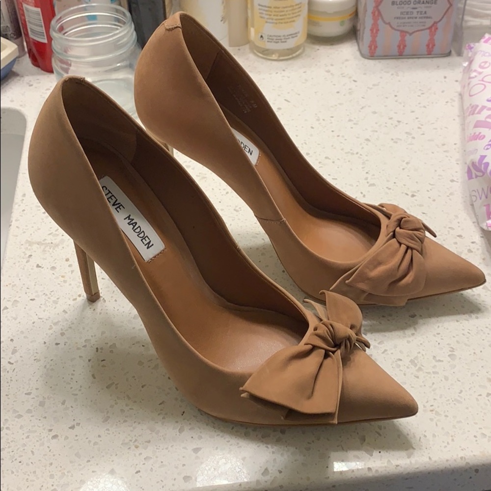 NEVER WORN Steve Madden Token suede pump heel
